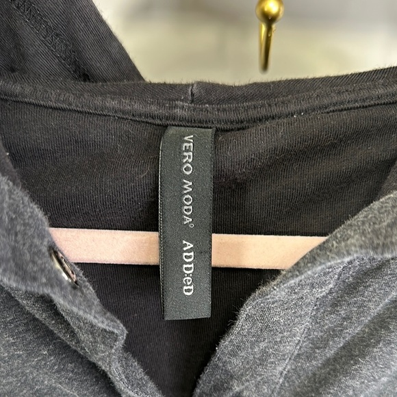 Vero Moda - heathered Grey button down hooded cardigan. - Picture 2 of 5